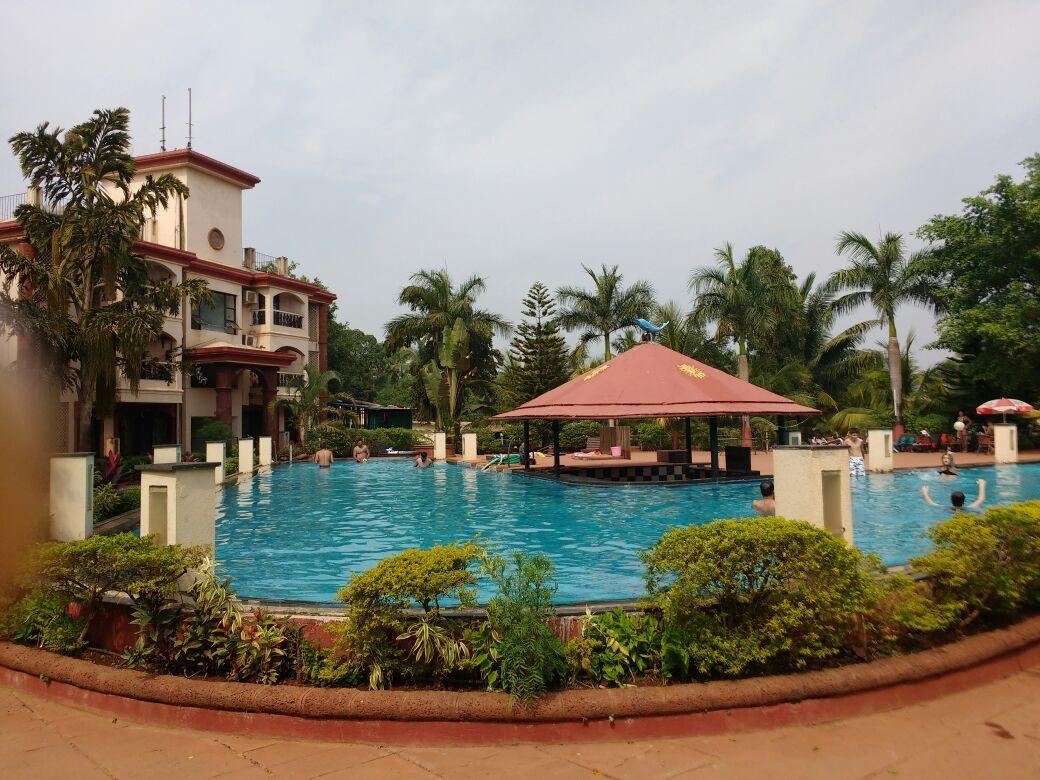 Ocean Waves Sun Baga Hotel Exterior foto