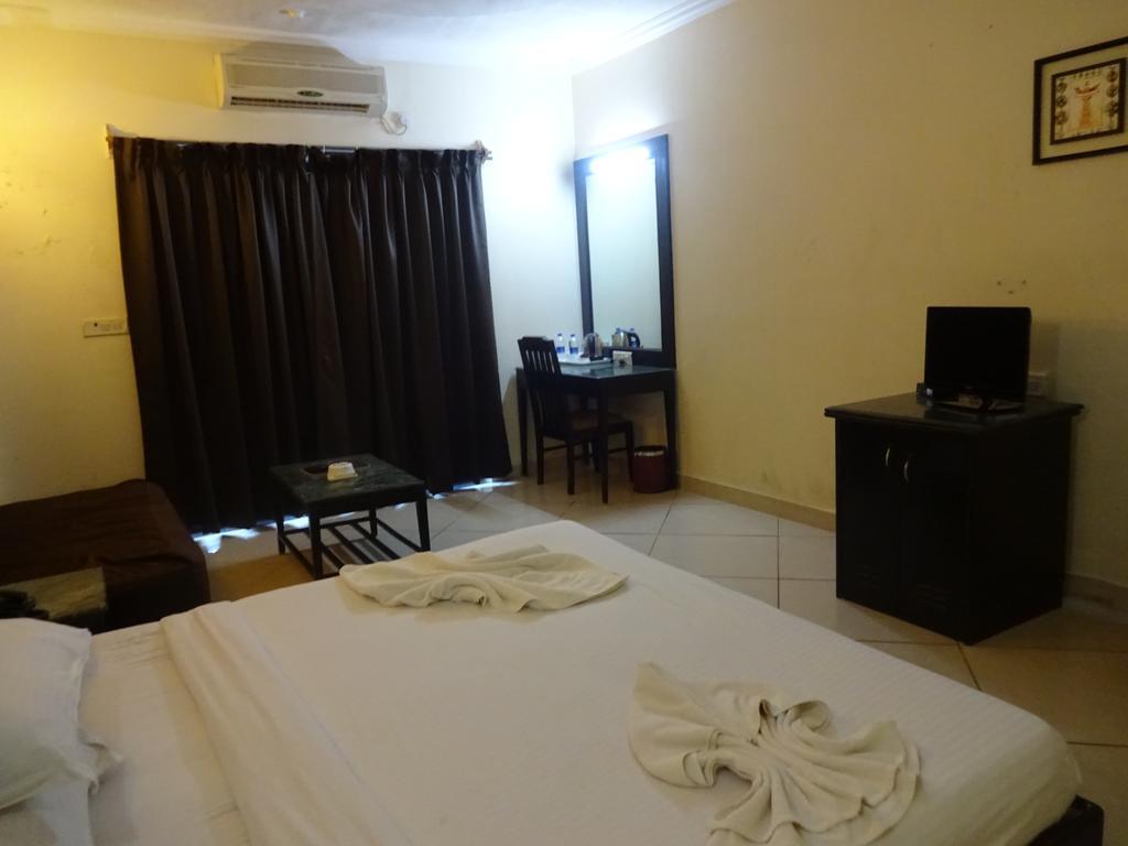 Ocean Waves Sun Baga Hotel Exterior foto